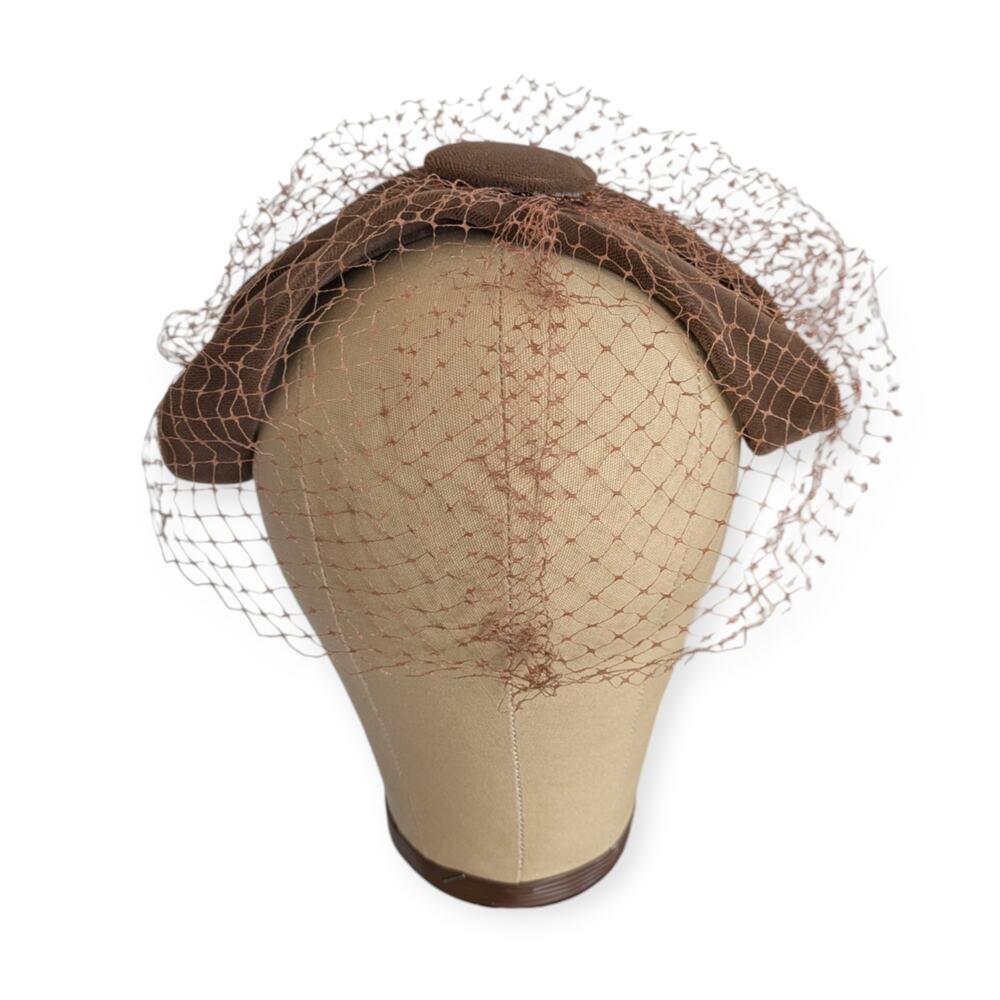 Elegant Vintage Brown Velvet Fascinator with Birdcage Lace Button Detail - Picture 5 of 7